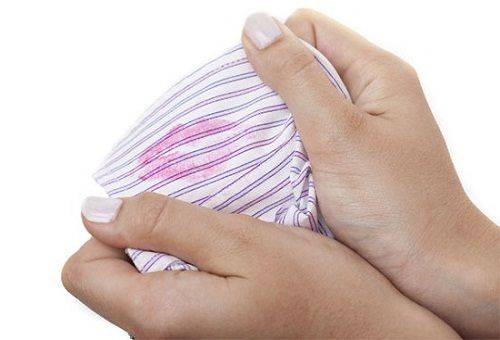 traces de rouge à lèvres sur la chemise