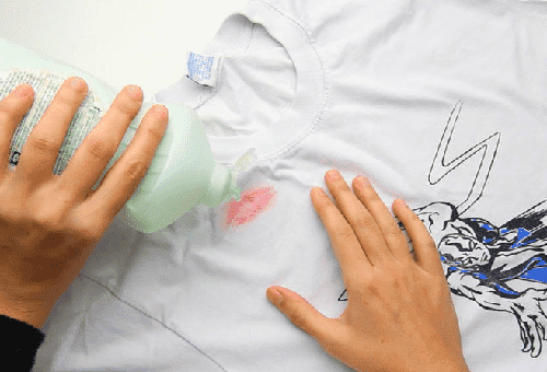 traces de rouge à lèvres sur la chemise