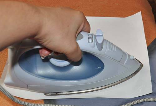 Enlever les taches de carburant diesel avec un fer à repasser