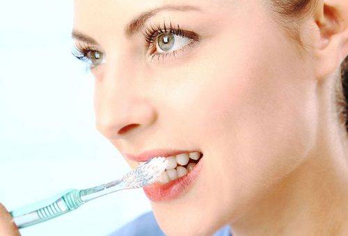 femme se brosse les dents