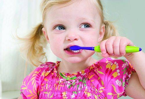 fille se brosser les dents