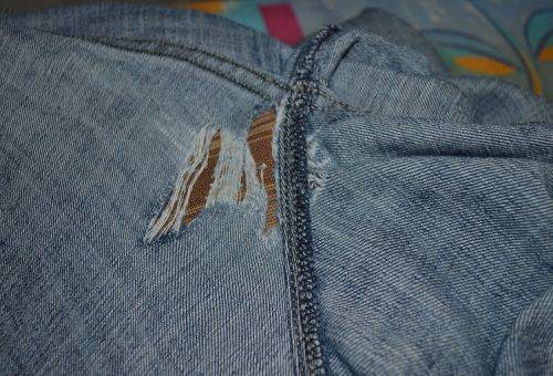 trou dans le jean entre les jambes