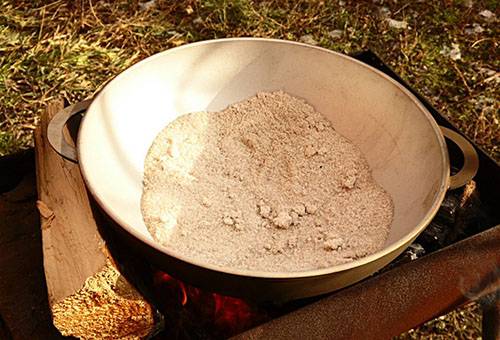 Calcination du chaudron en aluminium avec du sel