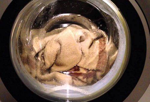 couverture de laine de chameau dans une machine à laver