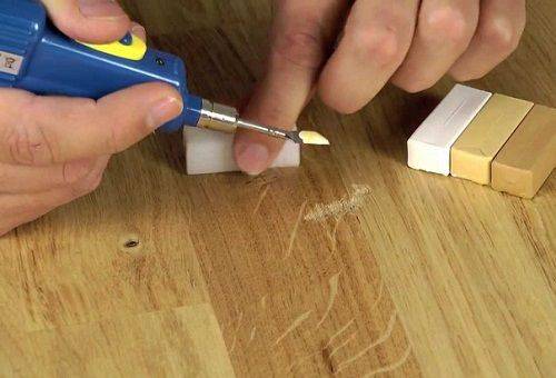 nettoyer les meubles avec de la cire