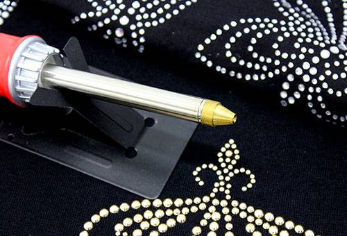 Colle chaude pour les strass