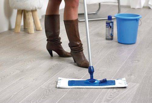 fille lave le sol