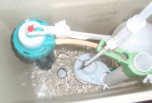 Eau dans la cuvette des toilettes