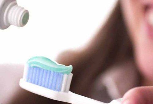 dentifrice sur la brosse
