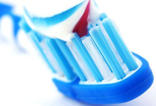 dentifrice sur la brosse