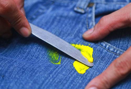 Enlever les taches de peinture sur les jeans
