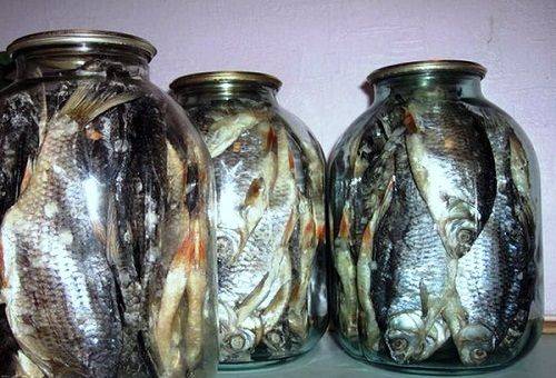 stockfish dans des bocaux en verre