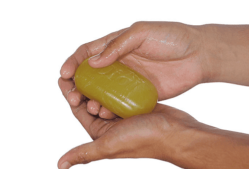 se laver les mains avec du savon