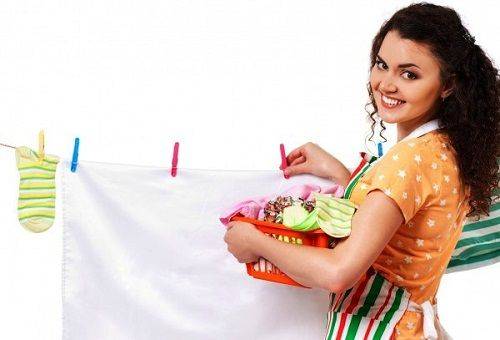 femme accroche les vêtements