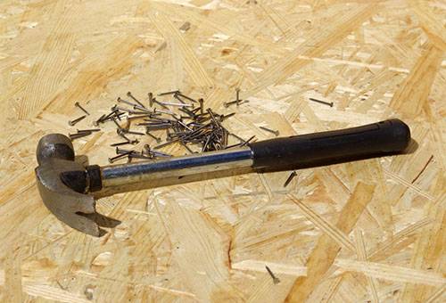 Clous et marteau