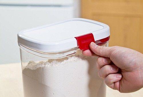 farine dans un récipient