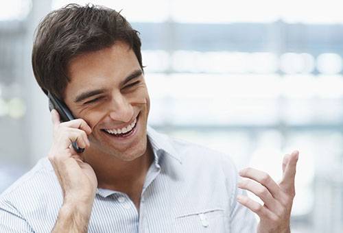 Homme parle au téléphone