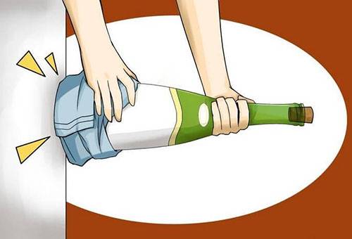 Faire tomber le liège d'une bouteille