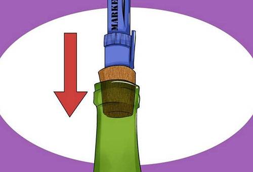 Pousser le liège dans une bouteille de vin