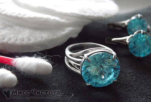 Nettoyage des bijoux avec des pierres