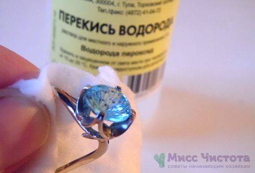 Peroxyde d'hydrogène pour le nettoyage des produits d'argent