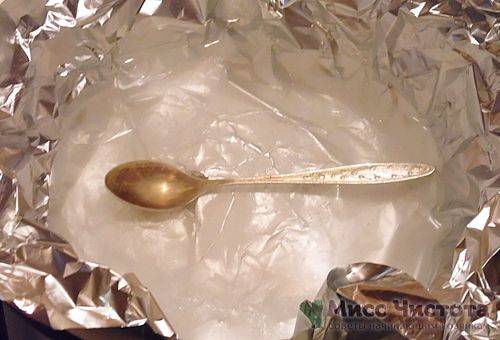 Cuillère d'argent en solution