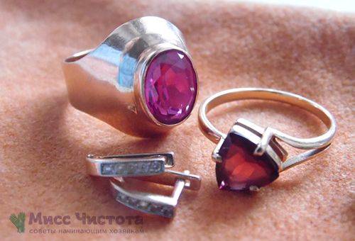 Nettoyage des bijoux avec des pierres