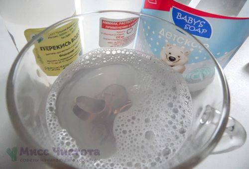 Nettoyage au peroxyde d'hydrogène, à l'ammoniac et au savon liquide