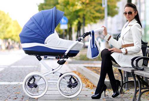 Femme avec une poussette