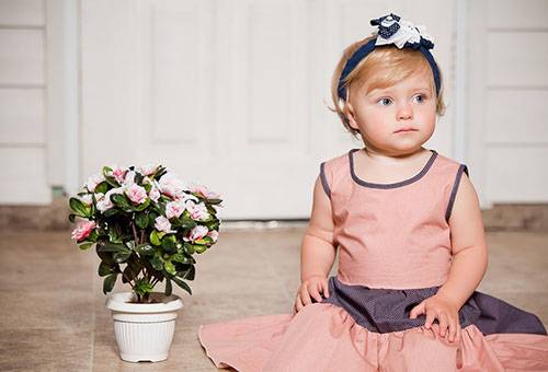 Fille avec une plante à fleurs