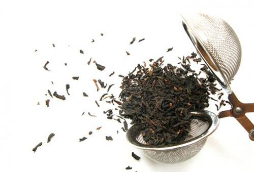 Thé avarka dans une passoire