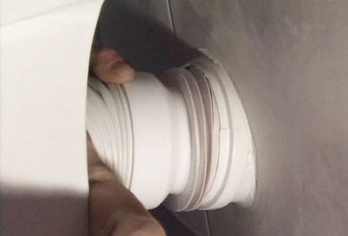 Déconnecter la bride de la toilette