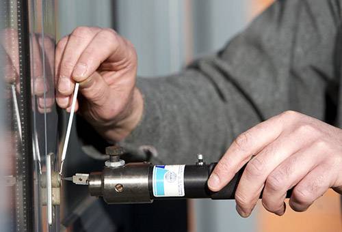 Retrait d'une clé coincée dans une serrure