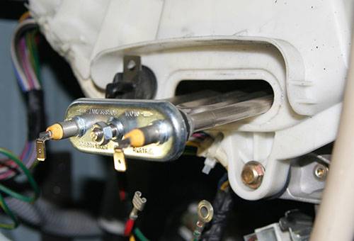 Retrait de l'appareil de chauffage de la machine à laver