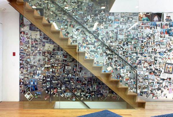 Collage de photos sur le mur