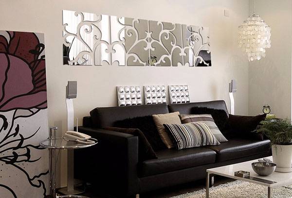 Composition de miroir sur le mur dans le salon