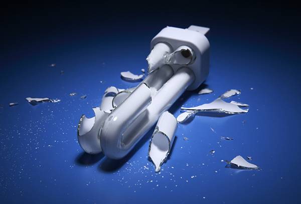 Ampoule cassée à économie d'énergie