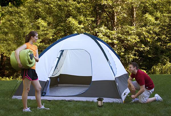 Jeunes sous la tente