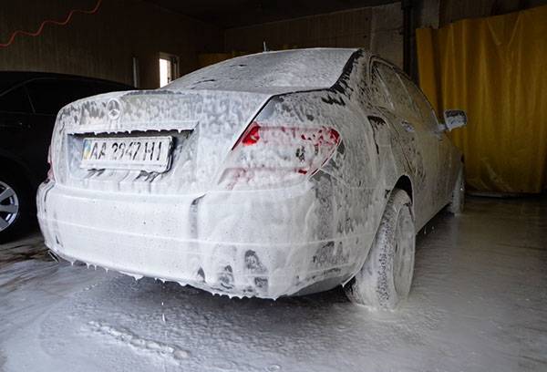 Voiture en mousse de lavage