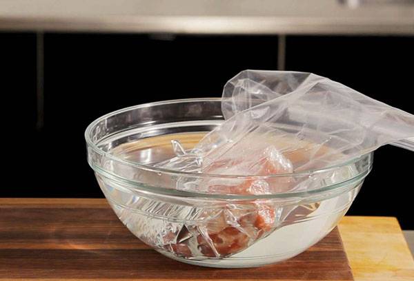 Décongeler de la viande dans de l'eau