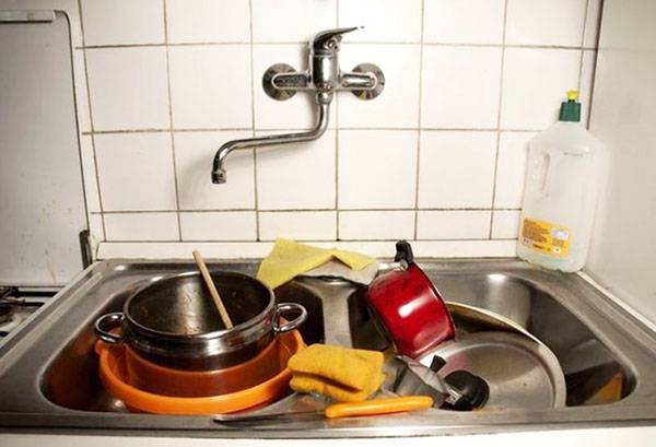 Vaisselle sale dans l'évier