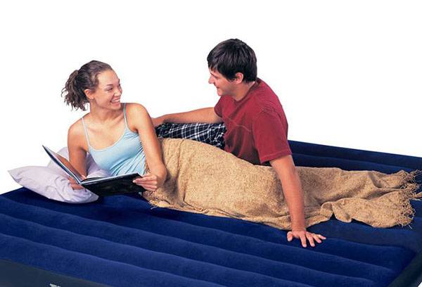 Mec et fille sur un matelas pneumatique