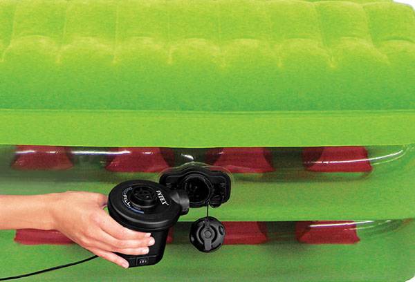 Souffler sur un matelas pneumatique