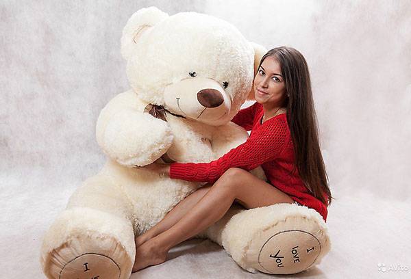 Fille avec un gros ours en peluche
