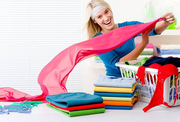 Fille pose des vêtements propres