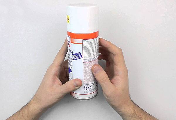 Apprêt à base d'aérosol pour métal