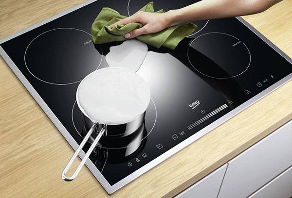 Nettoyer la plaque en céramique du lait