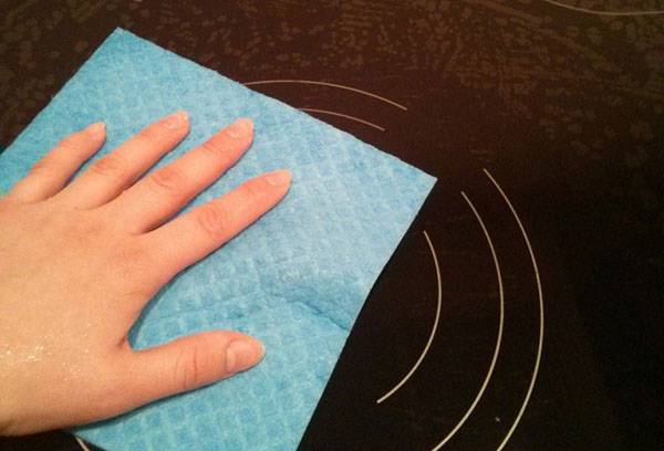 Enlever le calcaire d'une plaque de céramique