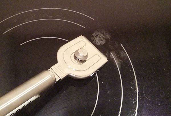 Retirer le sucre brûlé d'une assiette en céramique