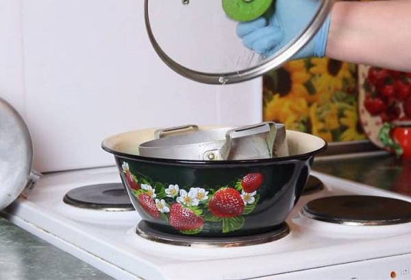 nettoyage de la casserole en aluminium